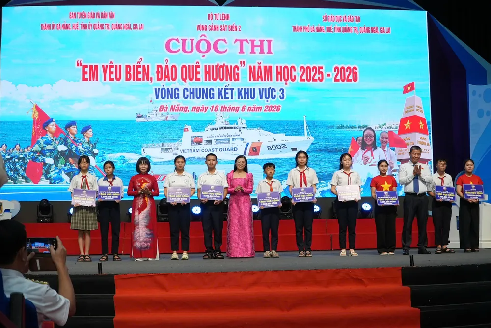 16-6-cuoc-thi-em-yeu-bien-dao-4.JPG
