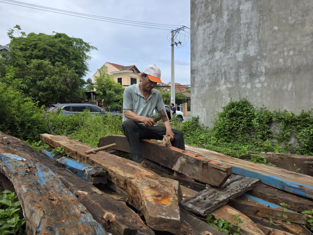 27-8-Hội An tái sinh gỗ tàu thuyền 1 (2).jpg