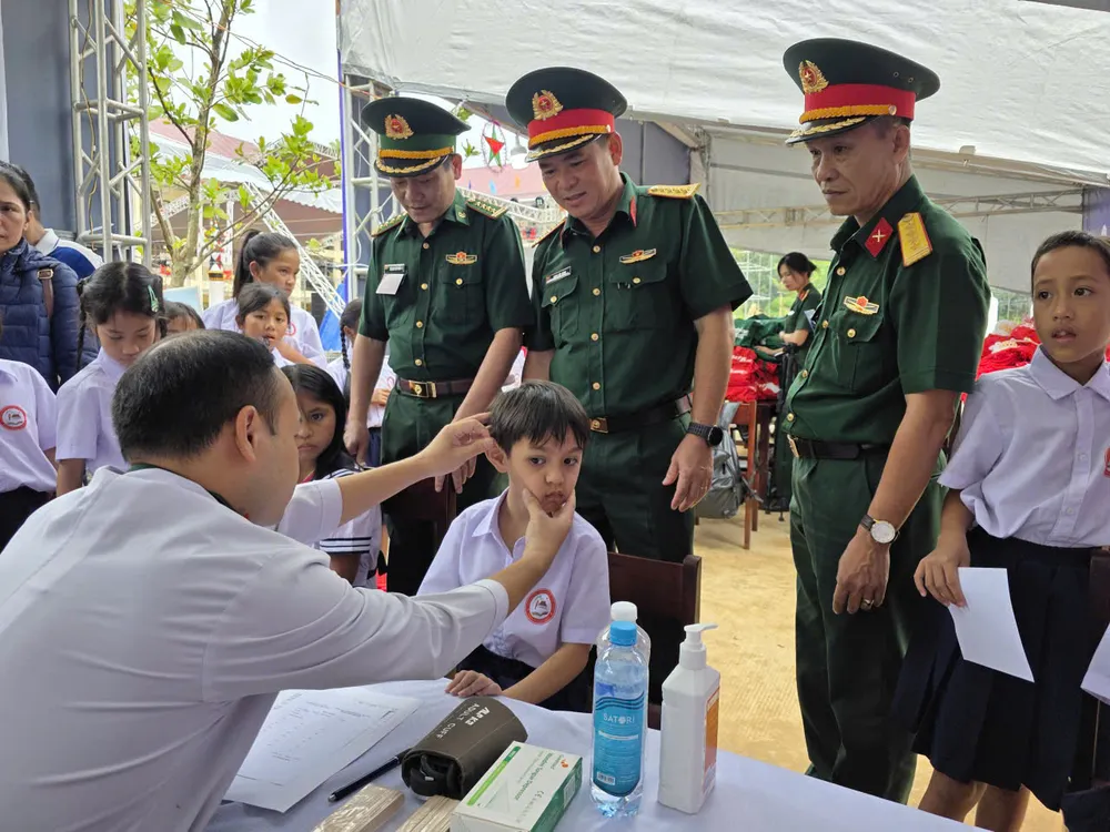 23-9 thăm khám học sinh vùng cao Đà Nẵng 4.JPG