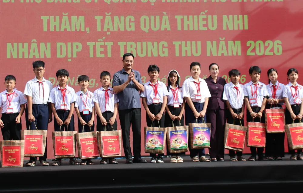 Đà nẵng tặng quà cho các em học sinh vùng cao.JPG