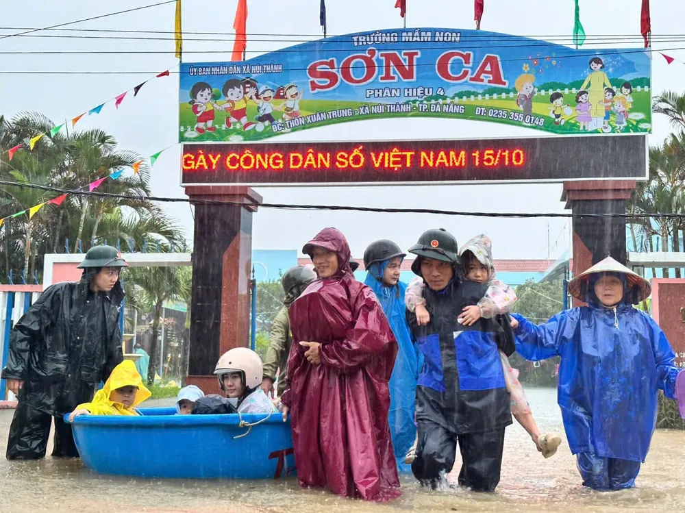 8-10- mưa gây ngập tại phía Nam Đà Nẵng 1-.jpg