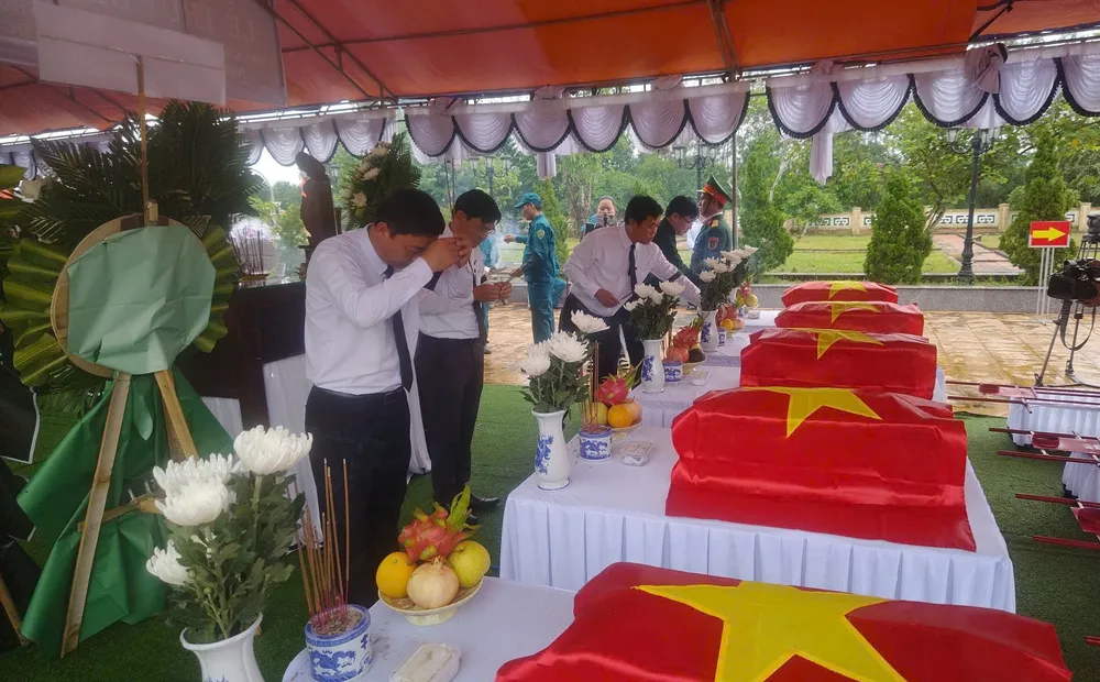 12-10-Đà Nẵng tổ chức lễ truy điệu và an táng 5 hài cốt liệt sĩ 1.jpg