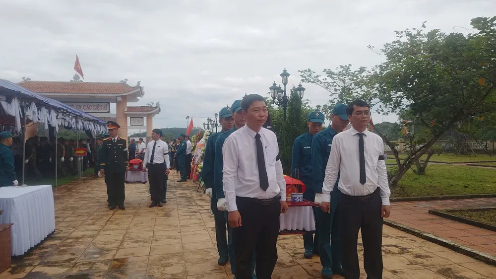 12-10-Đà Nẵng tổ chức lễ truy điệu và an táng 5 hài cốt liệt sĩ 2.jpg