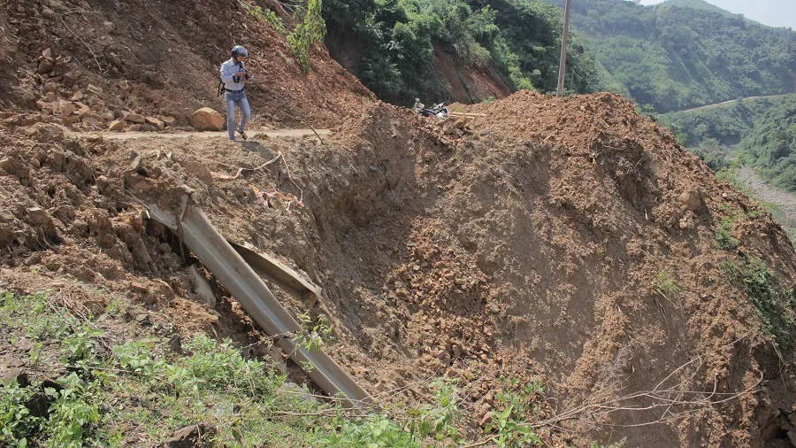 Hiểm nguy “rình rập” người dân vùng biên giới Quảng Trị sau mưa lũ ảnh 3