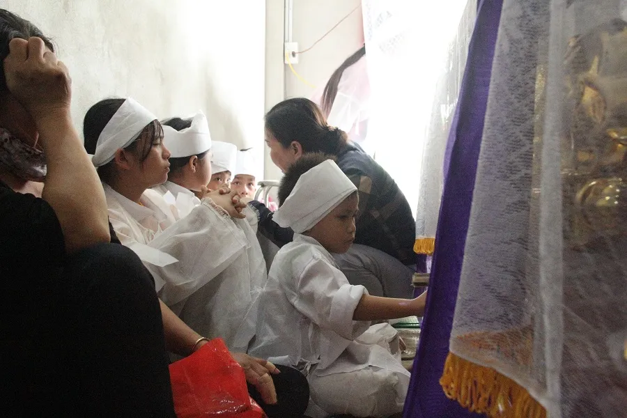 Nghẹn lòng 3 đứa trẻ mồ côi cả cha lẫn mẹ sau tai nạn giao thông  ảnh 2