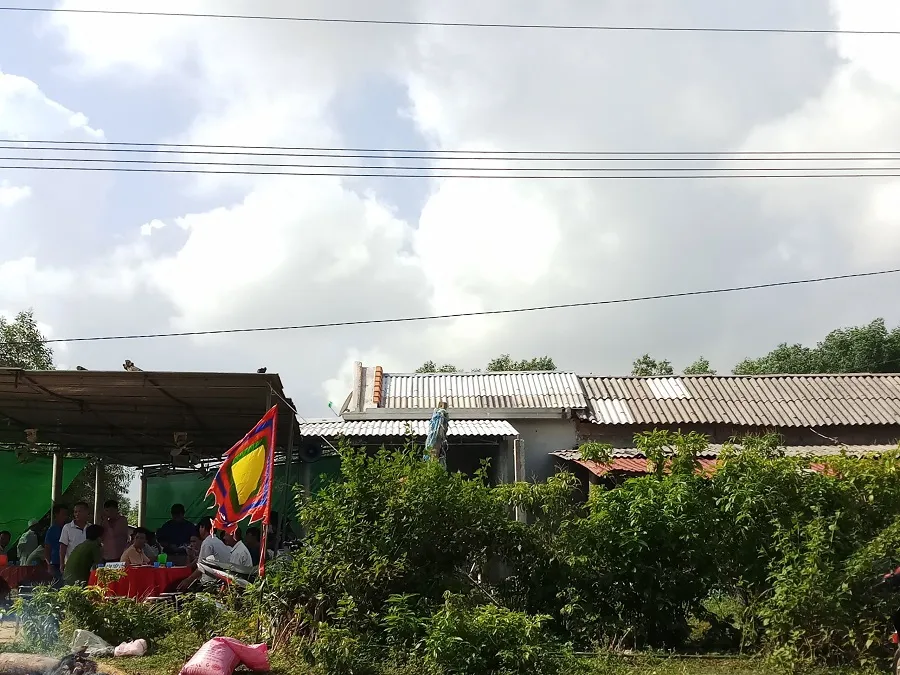 Nghẹn lòng 3 đứa trẻ mồ côi cả cha lẫn mẹ sau tai nạn giao thông  ảnh 1