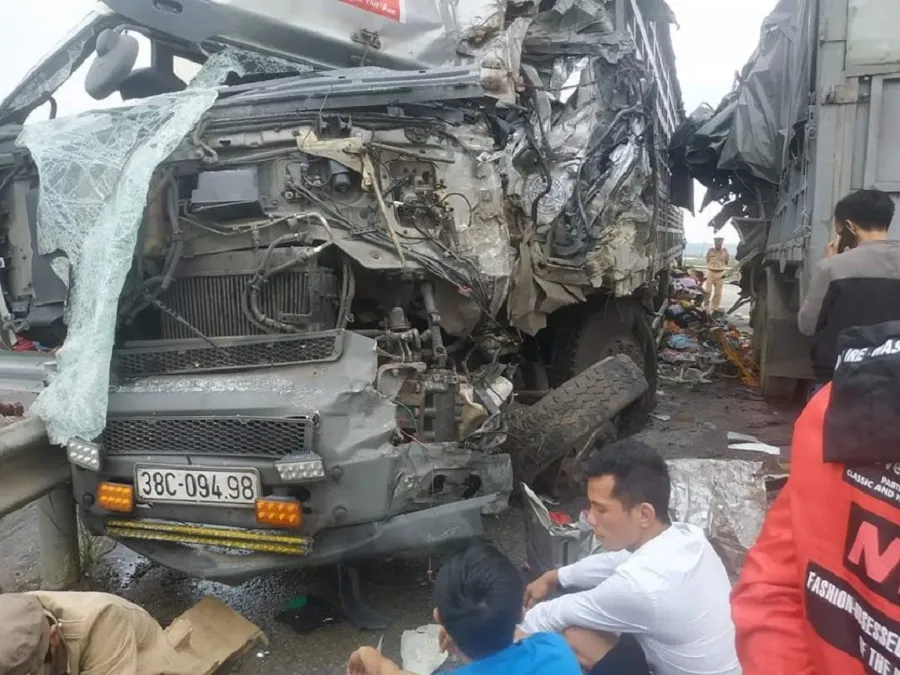 2 xe tải đối đầu trên quốc lộ, 4 người bị thương nặng ảnh 1