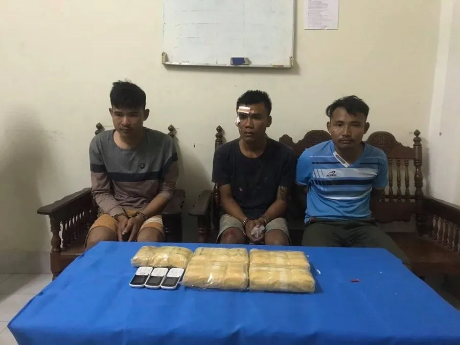 Bắt 3 đối tượng vận chuyển 30.000 viên ma túy từ Lào về Việt Nam ảnh 1