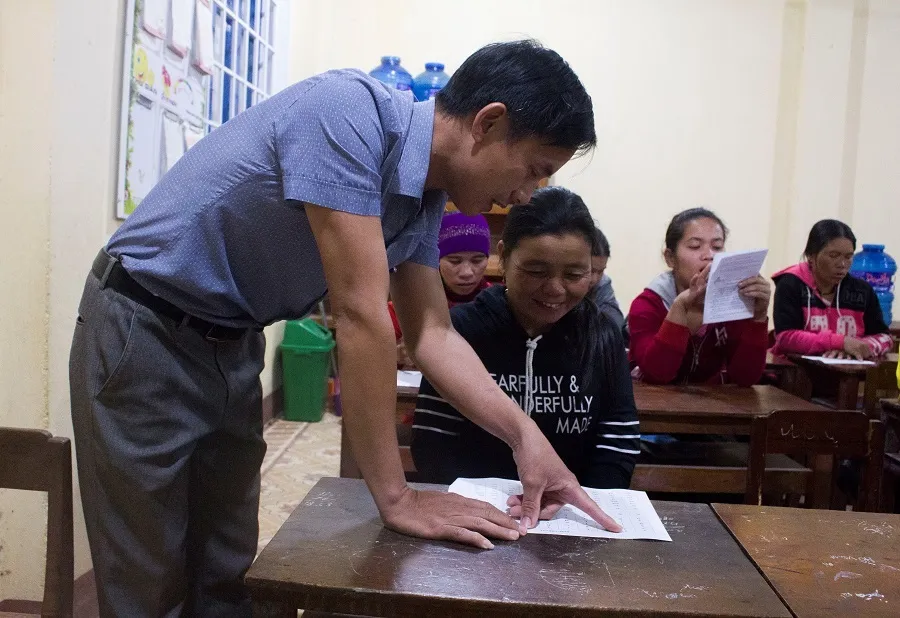 Lạ lùng lớp học nơi bản nghèo, 15 tuổi học mẫu giáo, 60 tuổi vẫn là học sinh ảnh 2