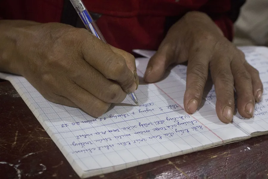 Lạ lùng lớp học nơi bản nghèo, 15 tuổi học mẫu giáo, 60 tuổi vẫn là học sinh ảnh 5