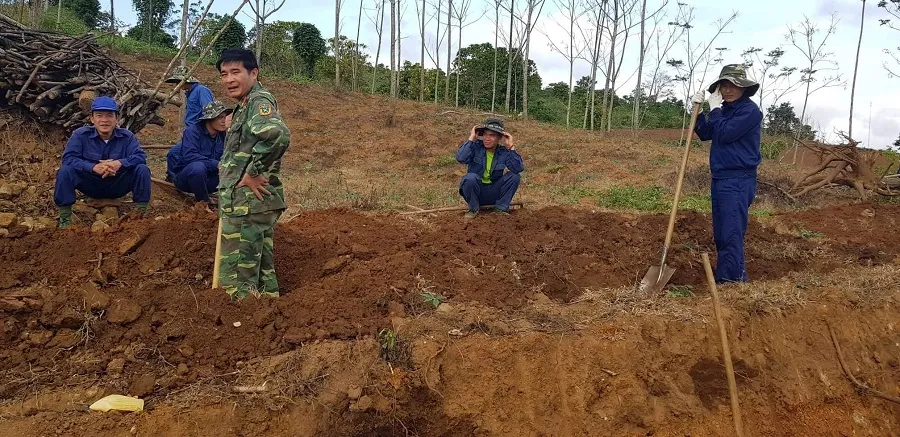 Đào đất làm đường, phát hiện 2 hài cốt liệt sĩ kèm nhiều di vật ảnh 1