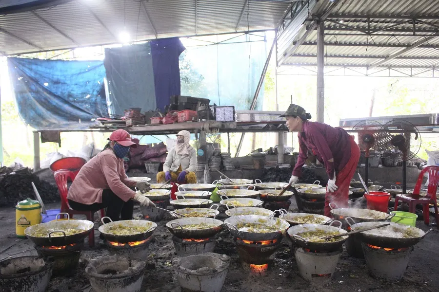 Làng nghề mứt gừng Mỹ Chánh vào vụ tết ảnh 4