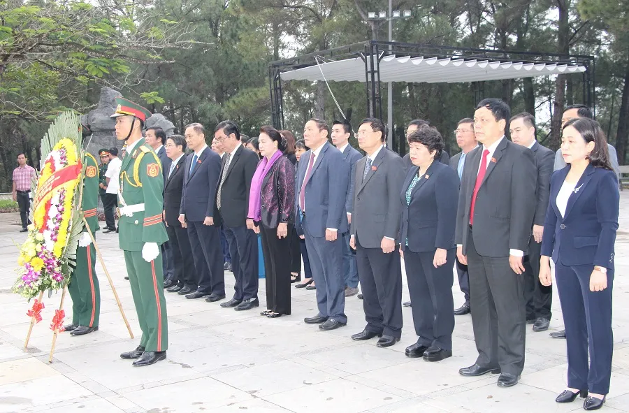 Chủ tịch Quốc hội dâng hương tại nghĩa trang liệt sĩ tỉnh Quảng Trị ảnh 1
