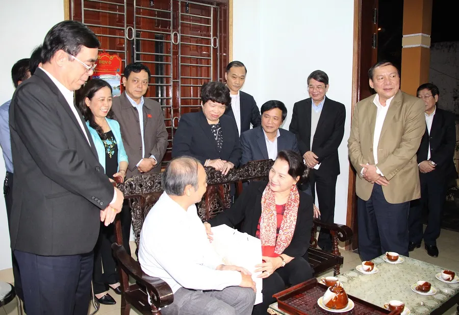 Chủ tịch Quốc hội dâng hương tại nghĩa trang liệt sĩ tỉnh Quảng Trị ảnh 2