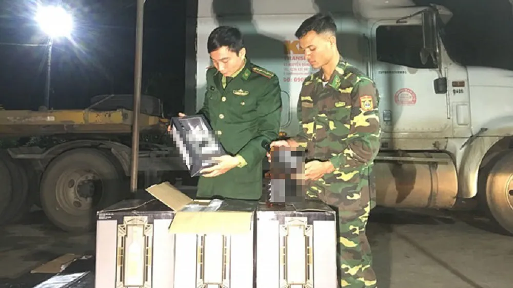 Bắt giữ xe đầu kéo vận chuyển hơn 500 chai rượu lậu ảnh 1