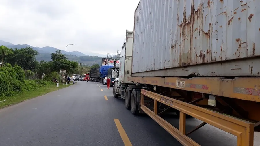 Thùng container lật văng xuống vực sâu, tài xế thoát chết ảnh 1