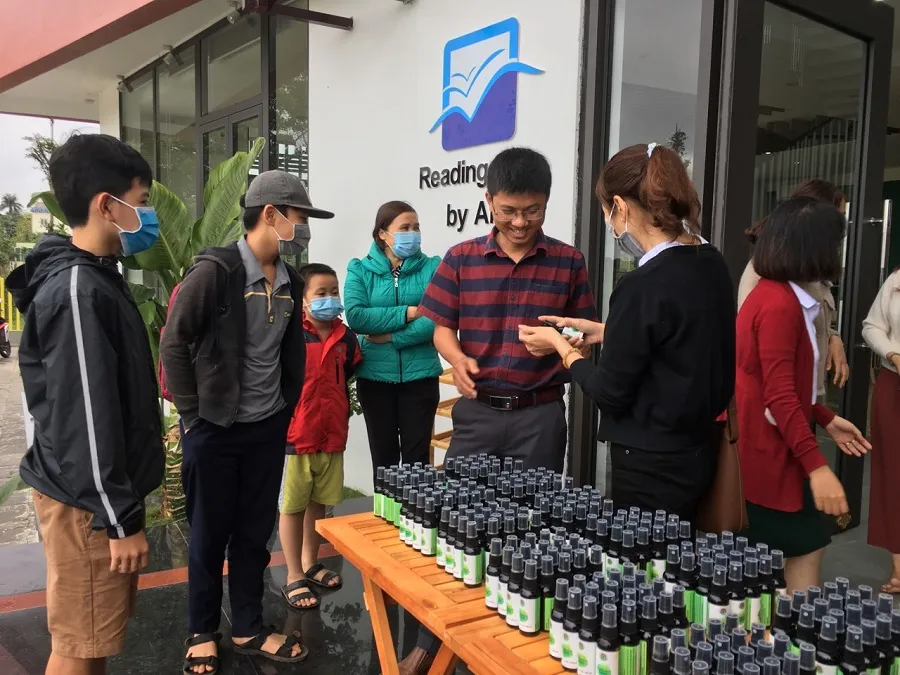 Cô giáo bị ung thư tự chế nước xịt kháng khuẩn thảo dược tặng người dân ảnh 1