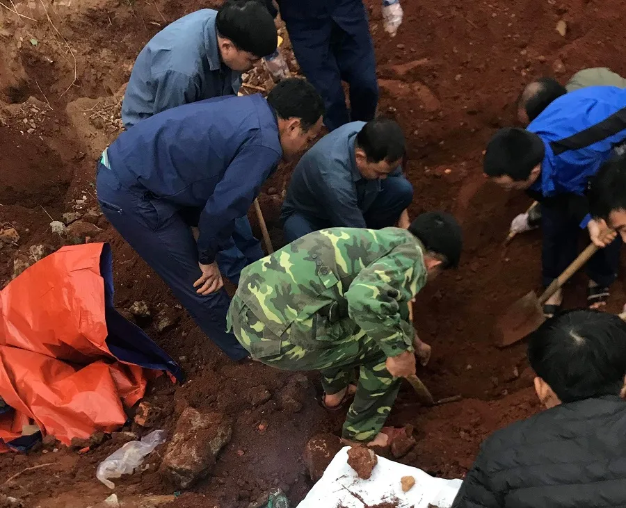 Lực lượng chức năng cất bốc hài cốt liệt sĩ