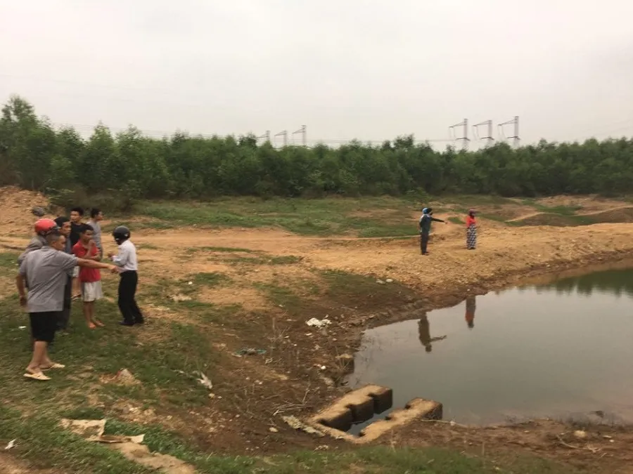 Hai cháu bé đuối nước dưới hồ thủy lợi ảnh 1