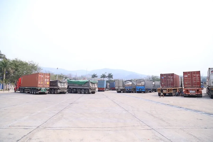 Hàng trăm xe container “rồng rắn” tại cửa khẩu ảnh 3