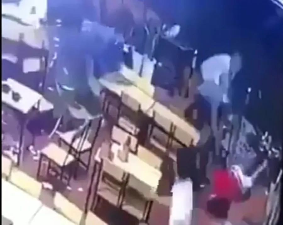 Nhóm côn đồ xông vào quán nhậu chém người ra đầu thú ảnh 1