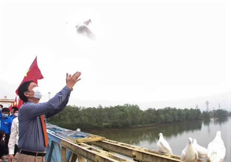 Lễ thượng cờ thống nhất non sông tại Đôi bờ Hiền Lương - Bến Hải ảnh 2