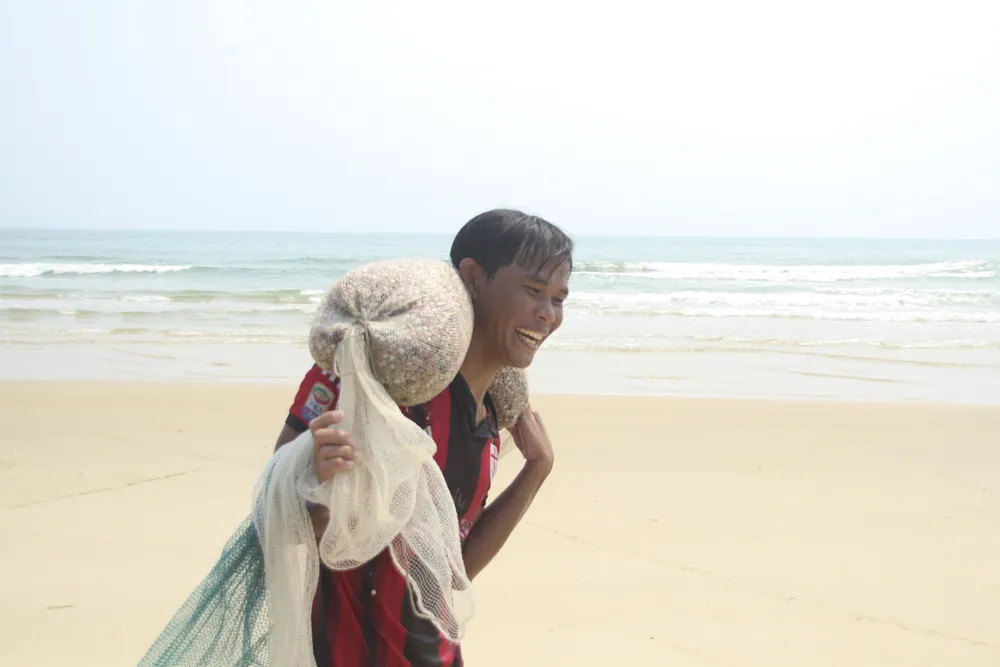 Ngư dân vùng bãi ngang Quảng Trị được mùa ốc ruốc ảnh 6