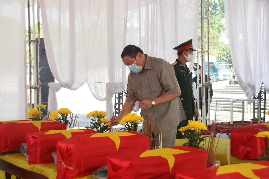 Tiếp nhận và an táng hài cốt liệt sĩ là quân tình nguyện, chuyên gia Việt Nam hy sinh tại Lào  ảnh 1
