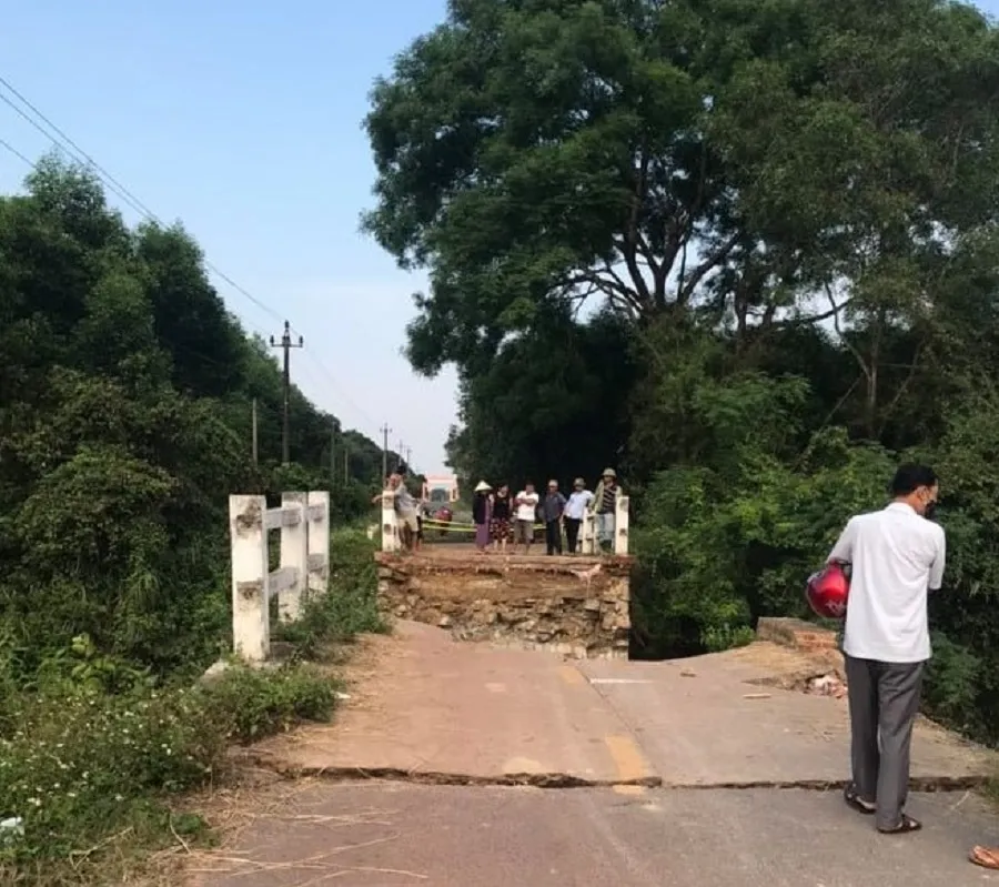 Sập cầu trong đêm, người dân gấp rút làm đường tạm để học sinh đến trường ảnh 2