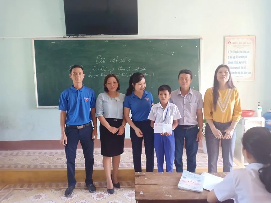 Khen thưởng 2 học sinh nhanh trí cứu bạn đuối nước  ảnh 1