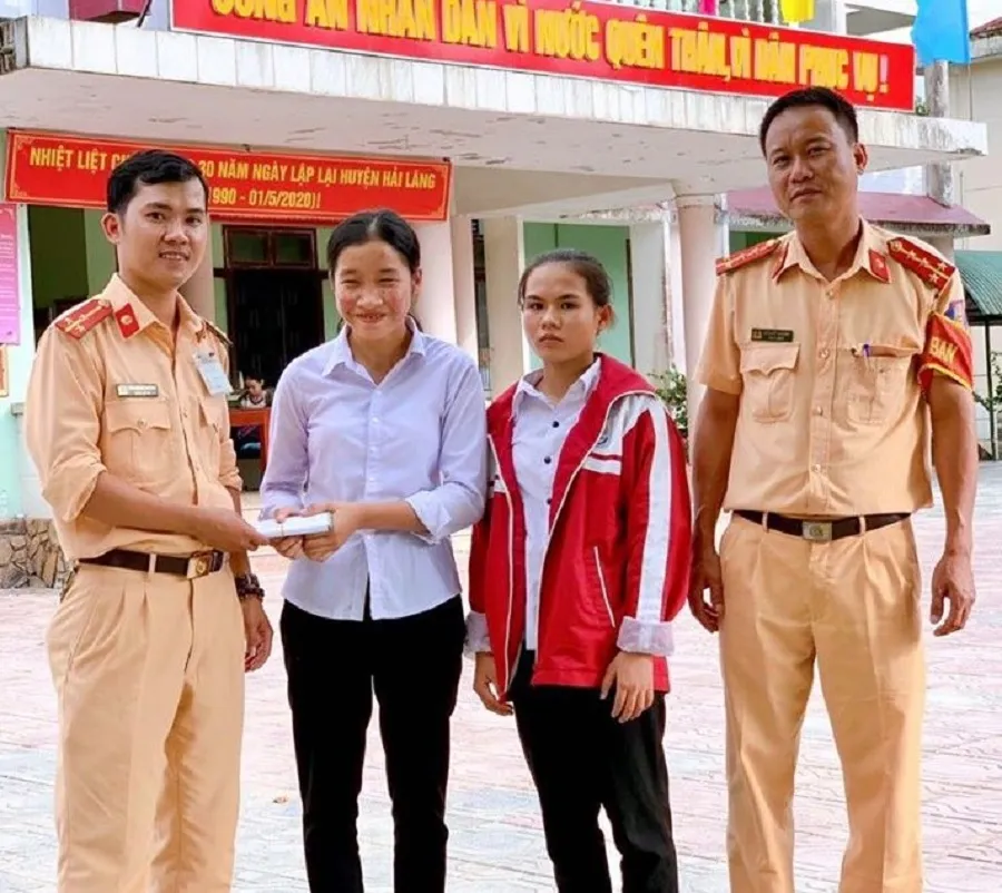 Nhặt được hơn 50 triệu đồng, 2 học sinh ở Quảng Trị tìm người trả lại ảnh 1