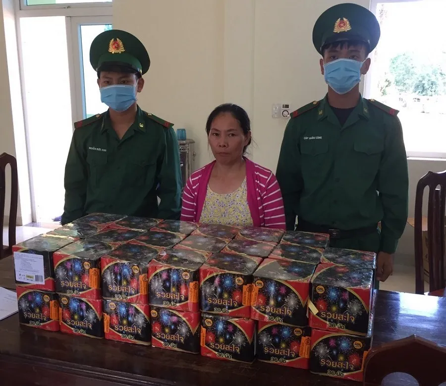 Quảng Trị: Phát hiện 60kg pháo nổ giấu trong thùng hoa quả ảnh 1