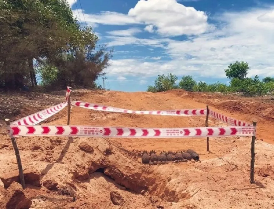 Phát hiện hầm đạn cối nằm giữa đường dân sinh ảnh 1