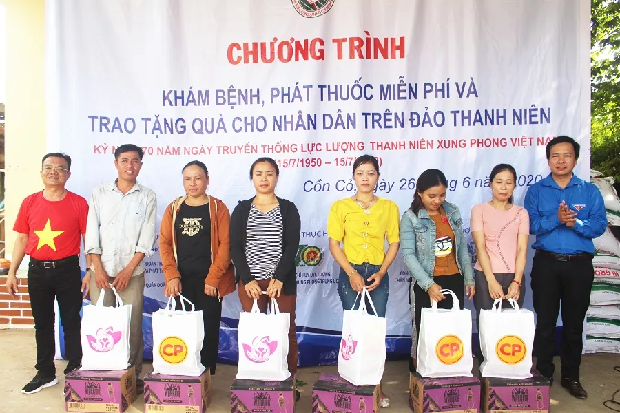 Khám chữa bệnh miễn phí và tặng quà cho người dân đảo Cồn Cỏ ảnh 3