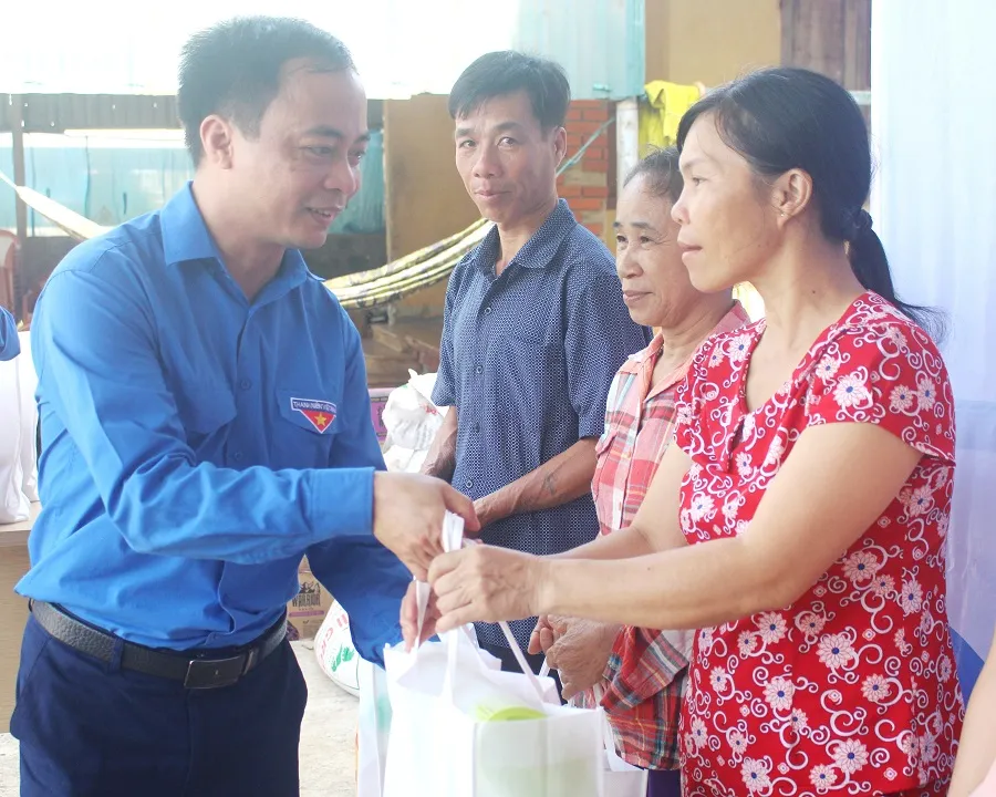 Khám chữa bệnh miễn phí và tặng quà cho người dân đảo Cồn Cỏ ảnh 2