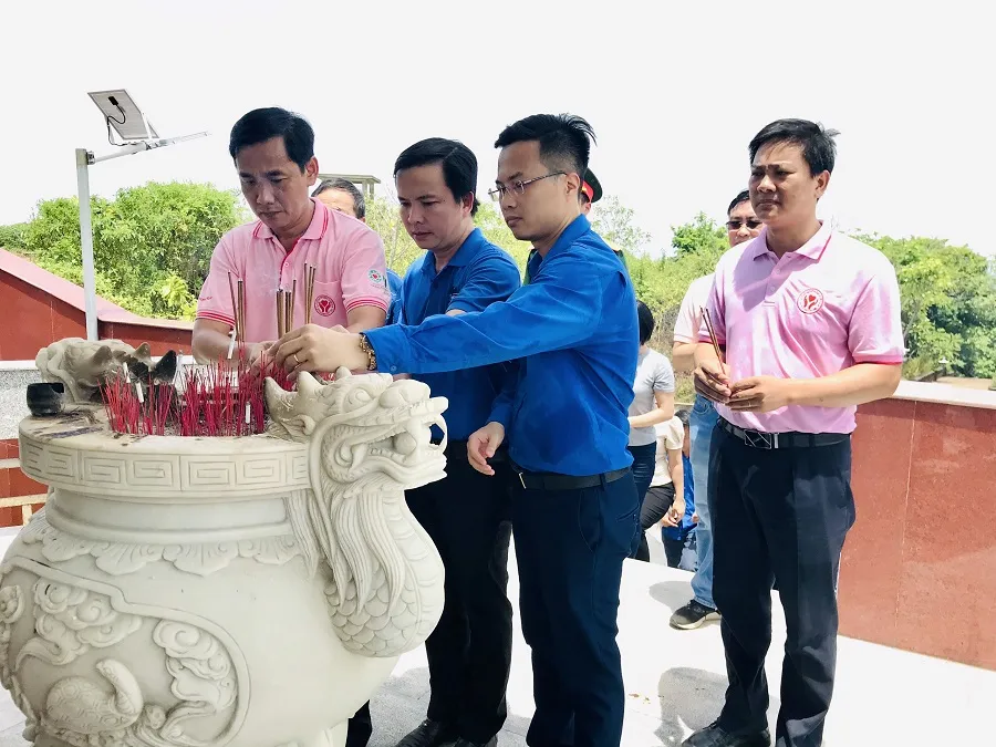 Khám chữa bệnh miễn phí và tặng quà cho người dân đảo Cồn Cỏ ảnh 7