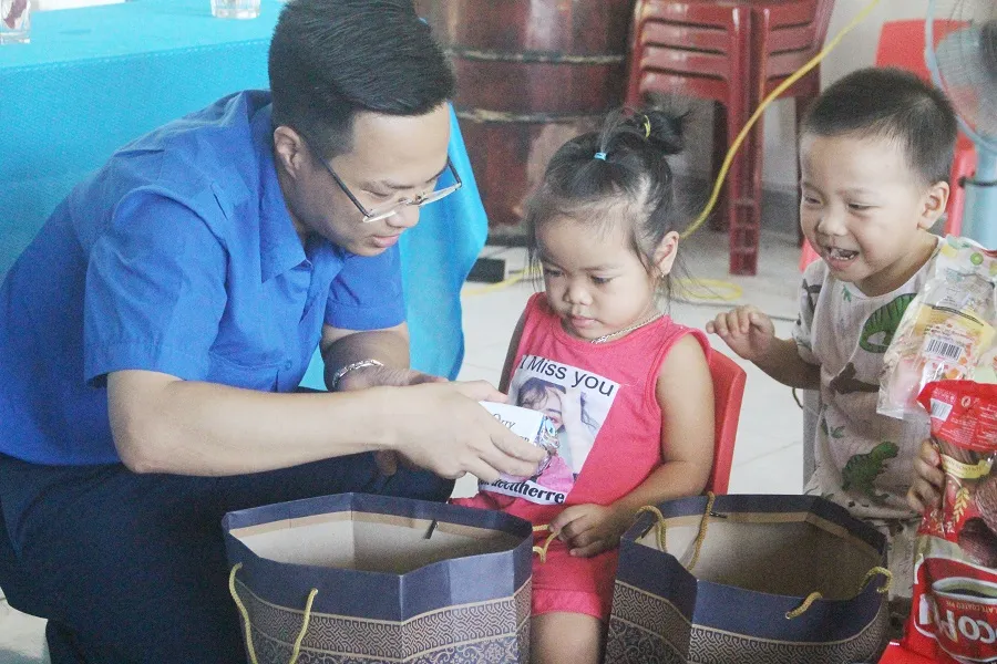 Khám chữa bệnh miễn phí và tặng quà cho người dân đảo Cồn Cỏ ảnh 5