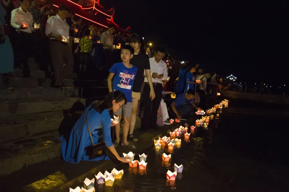 Hàng ngàn người tham gia thả hoa đăng tri ân các anh hùng liệt sĩ  ảnh 4