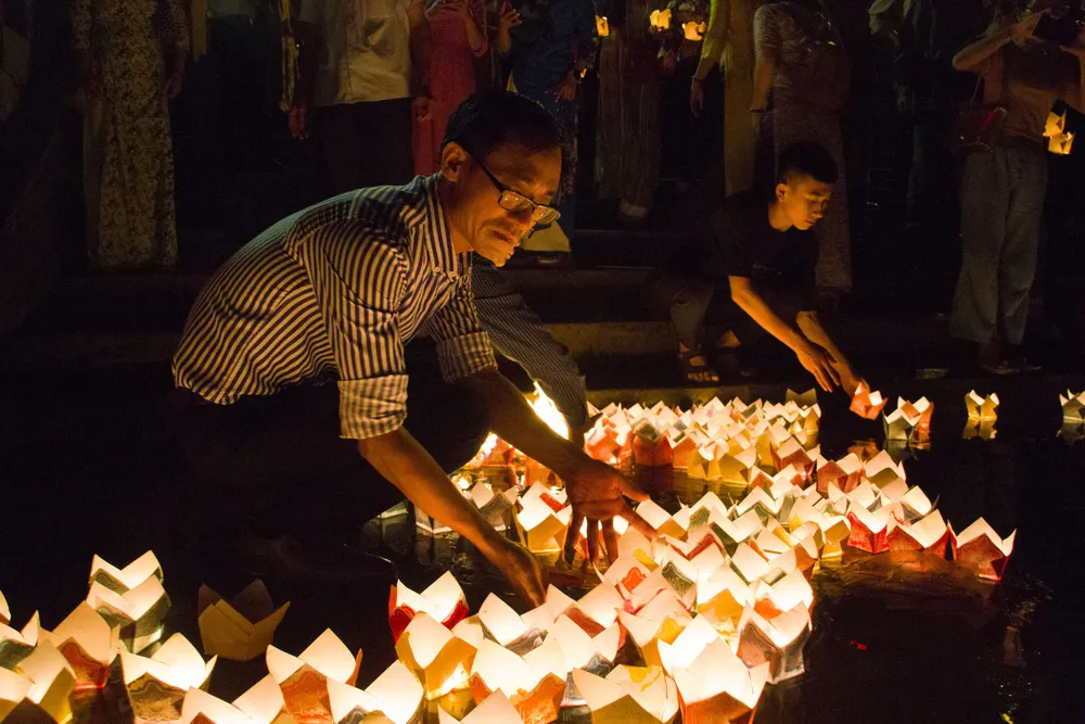 Hàng ngàn người tham gia thả hoa đăng tri ân các anh hùng liệt sĩ  ảnh 5