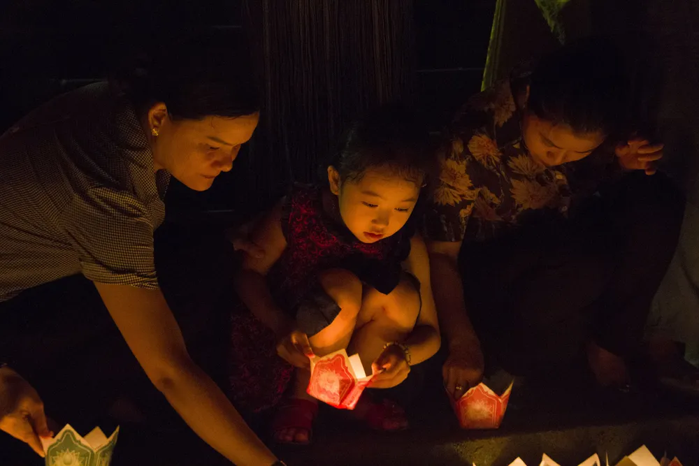 Hàng ngàn người tham gia thả hoa đăng tri ân các anh hùng liệt sĩ  ảnh 6