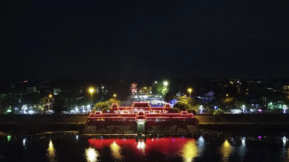 Hàng ngàn người tham gia thả hoa đăng tri ân các anh hùng liệt sĩ  ảnh 7