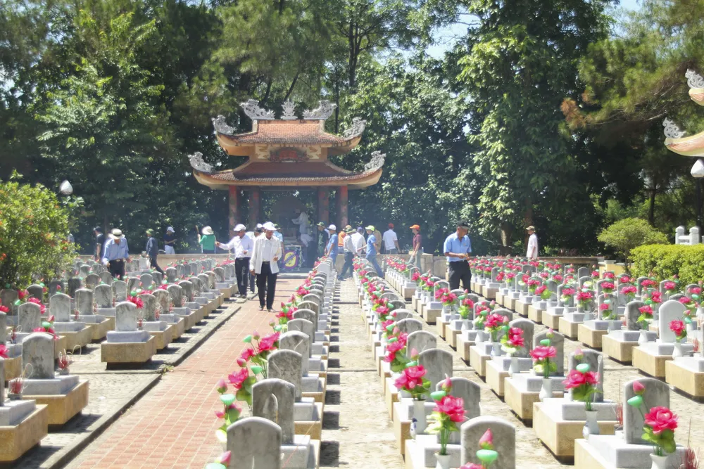 Dòng người về vùng "đất lửa" Quảng Trị tri ân các anh hùng liệt sĩ ảnh 8