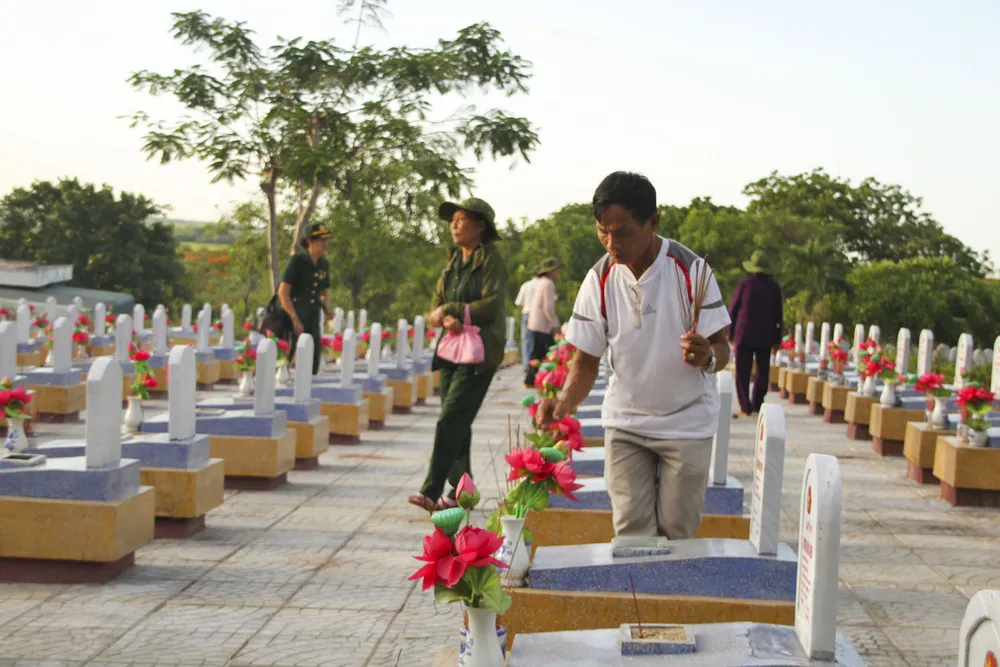 Dòng người về vùng "đất lửa" Quảng Trị tri ân các anh hùng liệt sĩ ảnh 9
