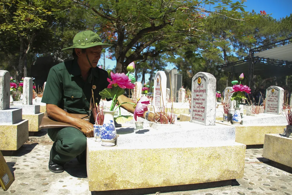 Dòng người về vùng "đất lửa" Quảng Trị tri ân các anh hùng liệt sĩ ảnh 5