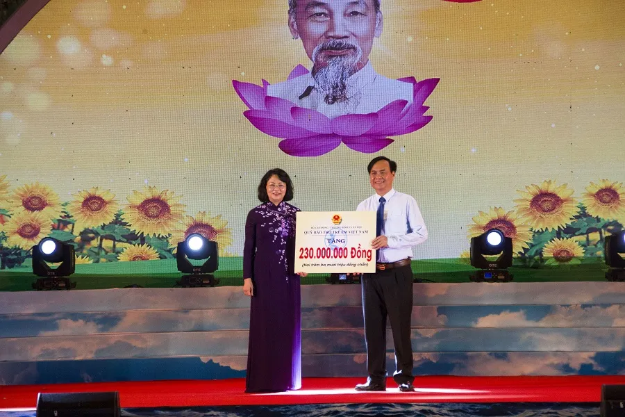 Quảng Trị: Hàng vạn ngọn nến lung linh trong đêm tri ân ảnh 1