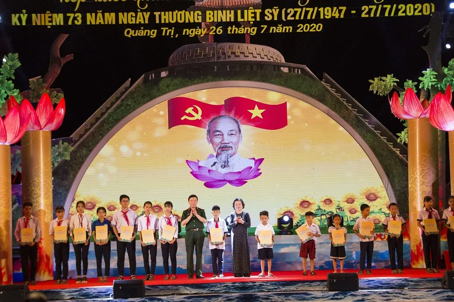 Quảng Trị: Hàng vạn ngọn nến lung linh trong đêm tri ân ảnh 2