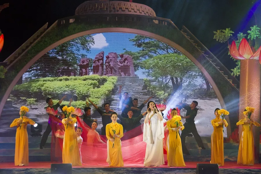 Quảng Trị: Hàng vạn ngọn nến lung linh trong đêm tri ân ảnh 3