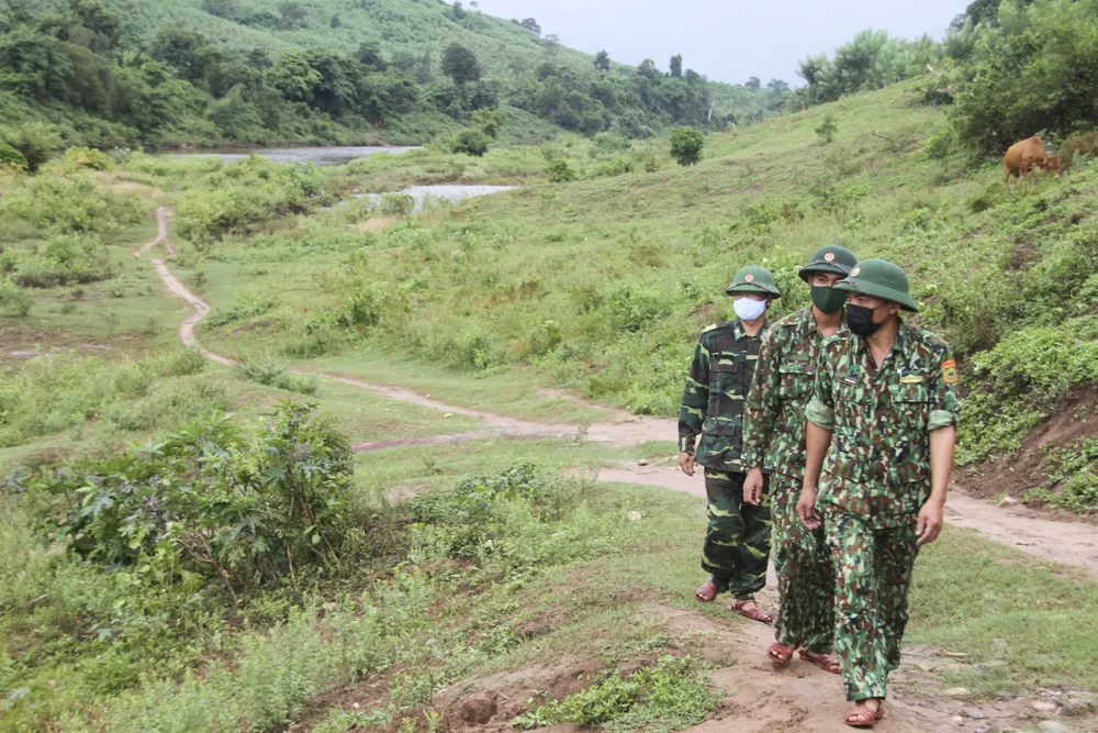 Bền bỉ vượt nắng, thắng mưa trên đường biên chống dịch ảnh 1