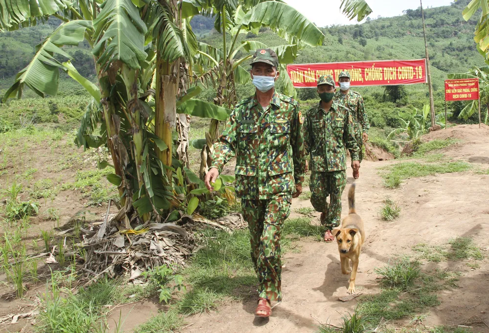 Bền bỉ vượt nắng, thắng mưa trên đường biên chống dịch ảnh 3