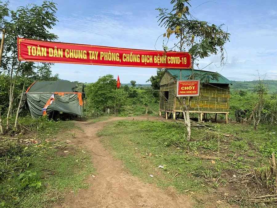 Tận dụng vật liệu tại chỗ, kiên cố chốt nơi tuyến đầu chống dịch ảnh 1